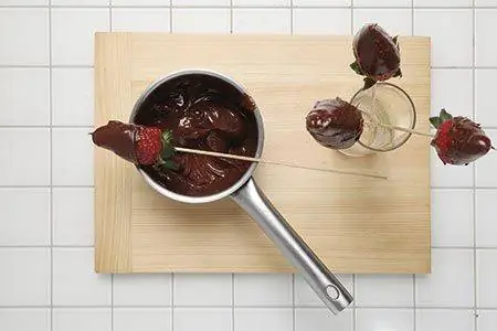 клубника с черным и белым шоколадом 2