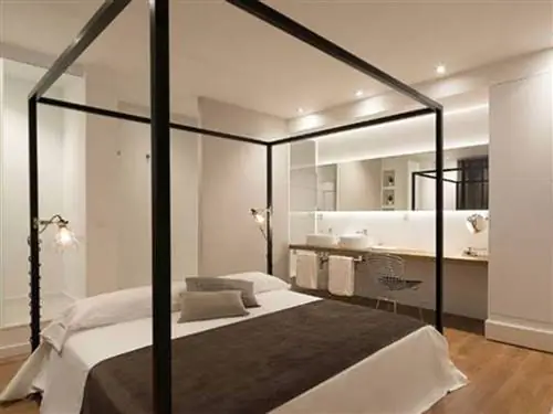 Спальня, Мебель, Комната, Дизайн интерьера, Недвижимость, Кровать, Потолок, Каркас кровати, Здание, Люкс,