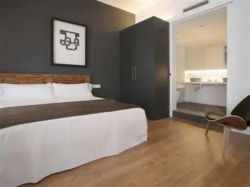 Комната, Спальня, Мебель, Кровать, Дизайн интерьера, Недвижимость, Этаж, Простыня, Стена, Деревянный настил,