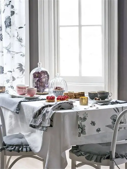 Скатерть, Комната, Дизайн интерьера, Окно, Мебель, Стол, Текстиль, Стекло, Белый, Постельное белье,