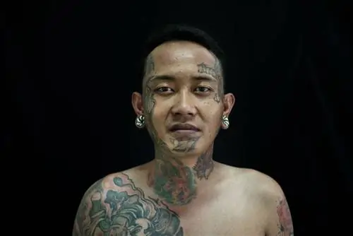 татуированный мужчина