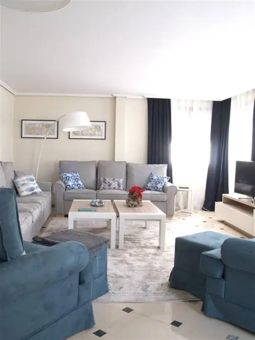 Комната, Дизайн интерьера, Этаж, Гостиная, Стена, Диван, Мебель, Потолок, Дом, Дизайн интерьера,