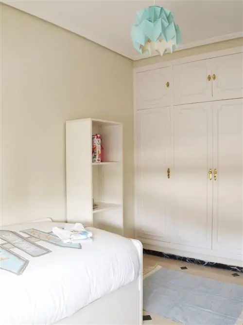 Комната, Дизайн интерьера, Стена, Пол, Кровать, Постельное белье, Постельные принадлежности, Спальня, Шкаф, Простыня,