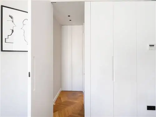 белые лакированные шкафы