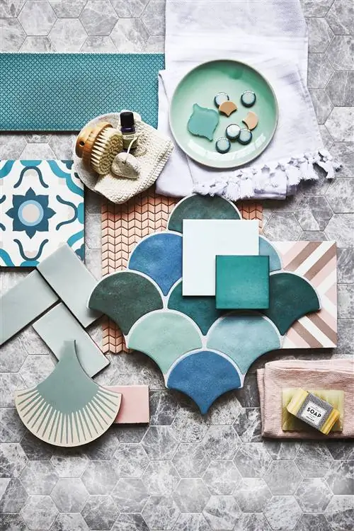 цветная плитка и разные формы для ванной комнаты