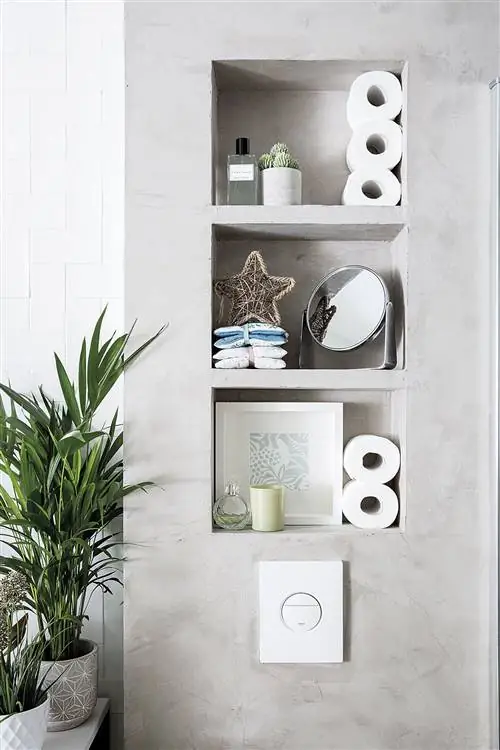 серая современная ванная комната с нишей и встроенным бачком