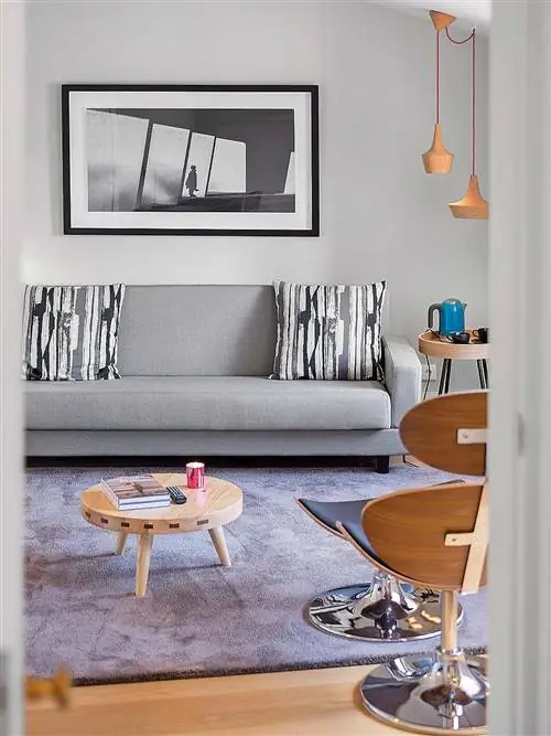 Комната, Дизайн интерьера, Дерево, Гостиная, Стол, Стена, Пол, Диван, Дом, Журнальный столик,