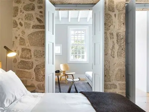 Комната, недвижимость, пол, дизайн интерьера, стена, пол, кровать, постельное белье, постельное белье, лампа,