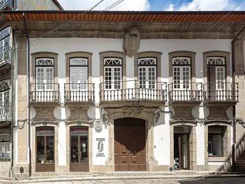 Фасад, Дверь, Бежевый, Балкон, Аркада, Колонна, Классическая архитектура, Дворец, Арка, Симметрия,