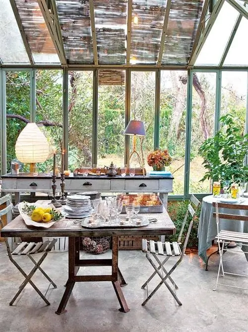 Мебель, Стол, Садовый стол, Садовая мебель, Дневное освещение, Персик, Кухонный и столовый стол, Наружная конструкция, Теплица, Столовая,