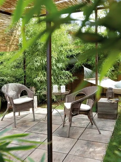 Мебель, Мебель для улицы, Стул, Сад, Тень, Уличный стол, Лиственных пород, Патио, Подлокотник, Наружная конструкция,