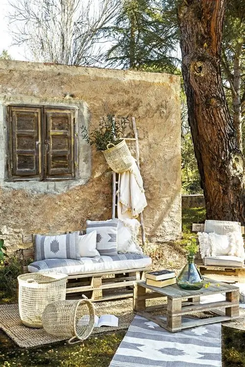 Деревенская веранда с переработанной мебелью