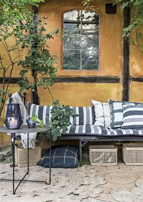 Веранда с диваном и подушками