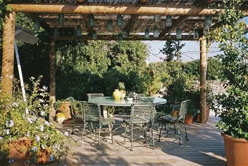 Столовая в саду с беседкой