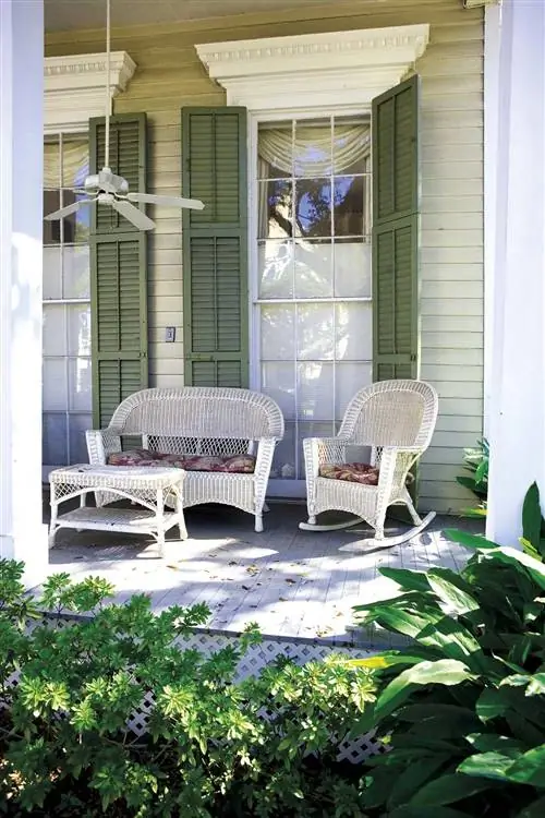 Веранда в стиле ретро: мебель из ротанга
