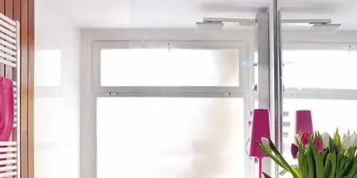 Очень светлая ванная комната, интегрированная в спальню