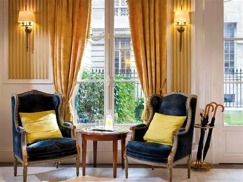 Занавес, Гостиная, Комната, Дизайн интерьера, Мебель, Желтый, Недвижимость, Обработка окон, Оконное покрытие, Стул,