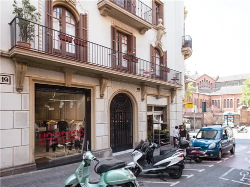 Шина, Колесо, Вид транспорта, Наземное транспортное средство, Транспортное средство, Окно, Город, Мотоцикл, Район, Улица,