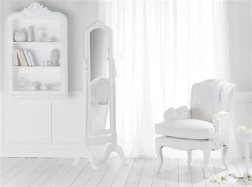 Белая резная деревянная полка