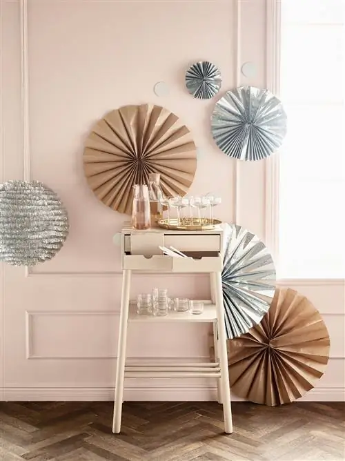 украшать стены