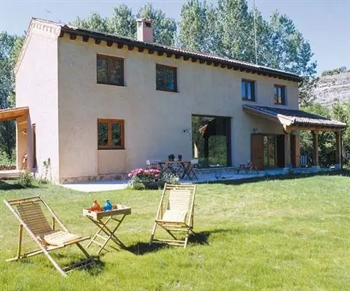 Недвижимость, Дом, Садовая мебель, Здание, Мебель, Земельный участок, Недвижимость, Сад, Дверь, Дом,