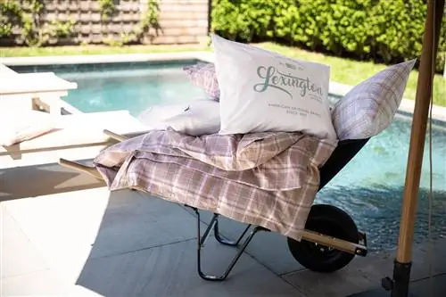 пододеяльник и розовые клетчатые подушки