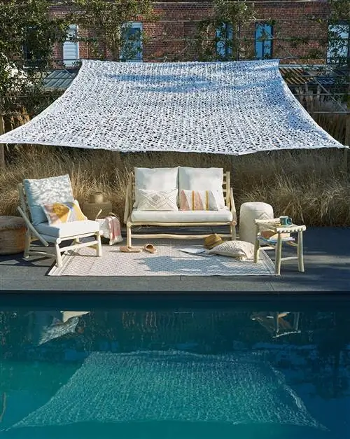 деревянная и белая уличная мебель