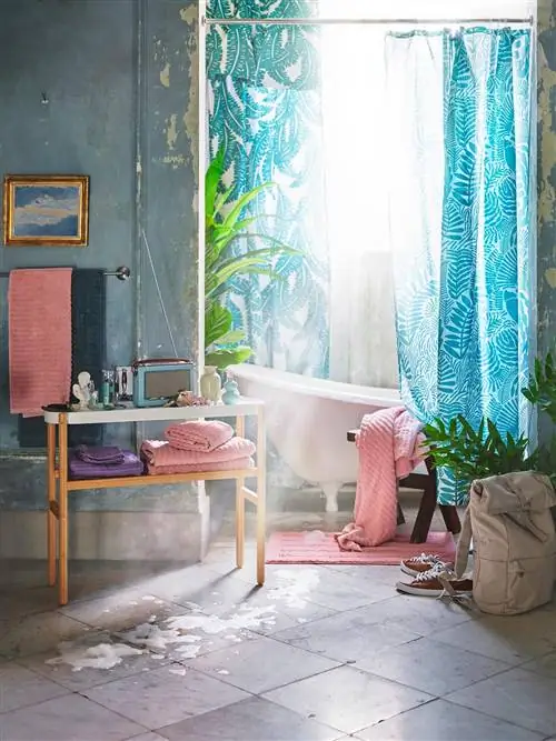 синяя занавеска для душа и полотенца из ikea