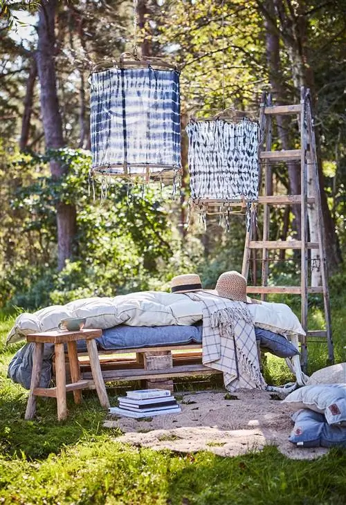 синие и белые лампы и коврики