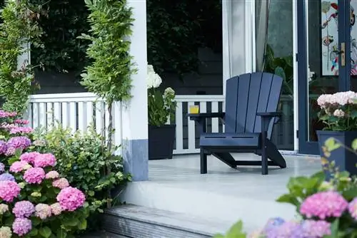 черный стул адирондак на крыльце