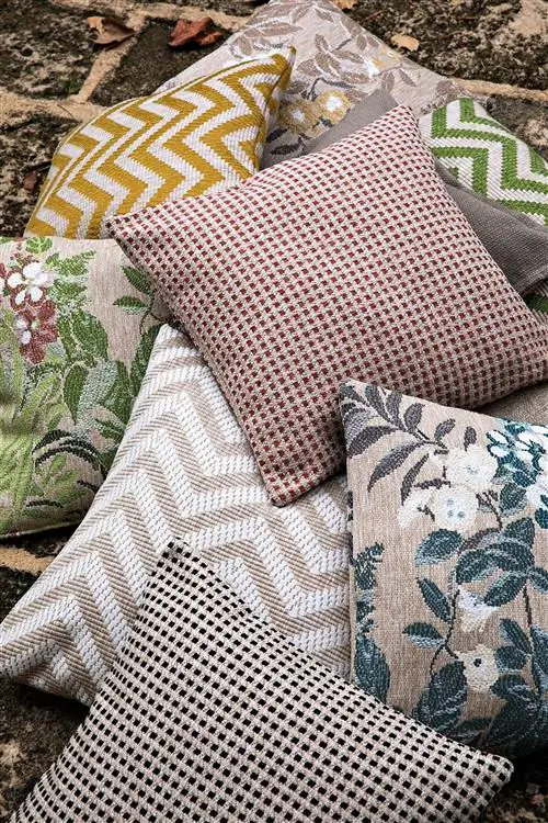 геометрические и цветочные подушки от Lizzo