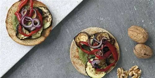 Утка дня: Тост с соусом песто и овощами