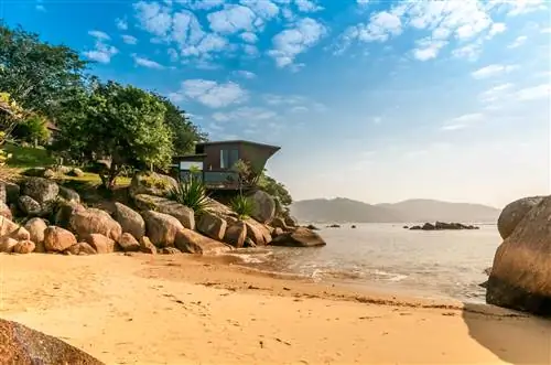 Дом с частным пляжем в Санта-Катарине выставлен на продажу на Airbnb