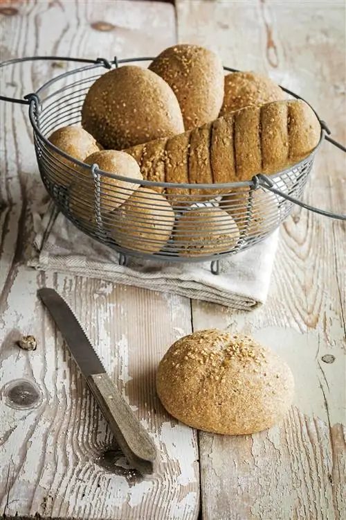 корзинка цельнозернового хлеба с семечками
