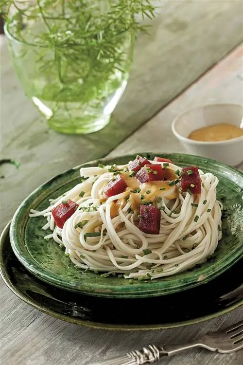 паста с соусом кимчи и сырым тунцом