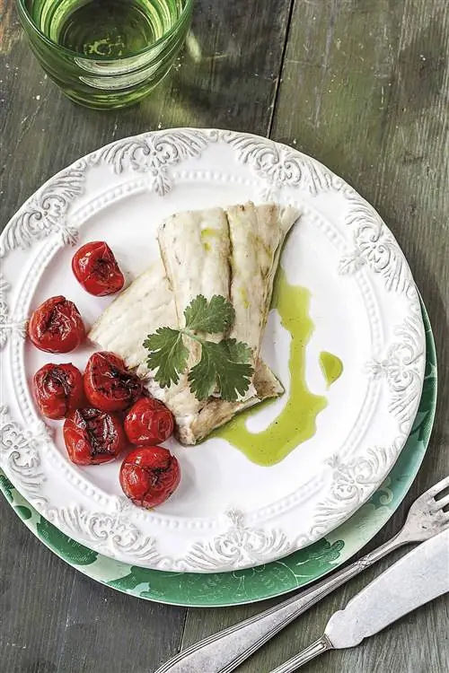 морской окунь с планктоном