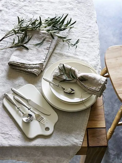 Посуда, Стол, Текстиль, Дерево, Постельное белье, Салфетка, Растение, Скатерть, Серебро, Тарелка,