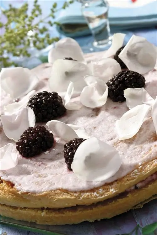 Летний торт с лепестками роз