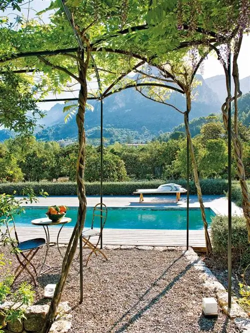 металлические стулья и журнальный столик на заднем плане белый деревянный шезлонг