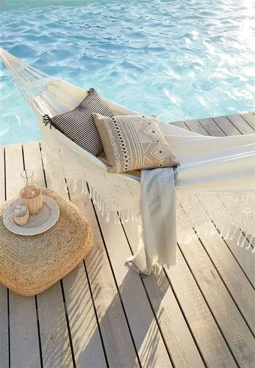 белый гамак с вышивкой рядом с бассейном в стиле бохо-шик