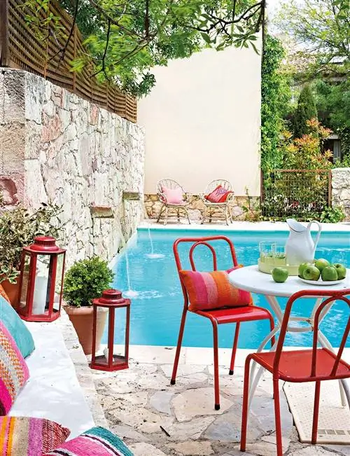 каменная стена в бассейне