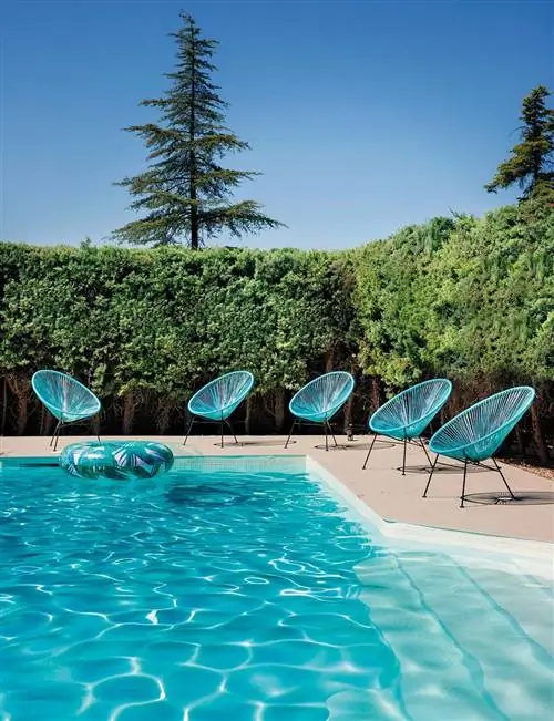 синие стулья акапулько в бассейне