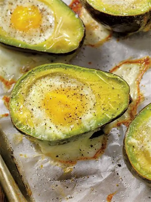 авокадо с печеными яйцами