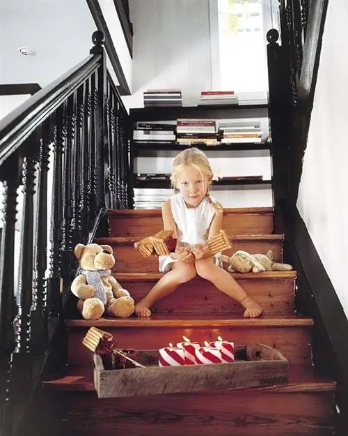 Дерево, Лестницы, Одежда для малышей и малышей, Дом, Дизайн интерьера, Перила, Малыш, Занавес, Ноги, Балясины,