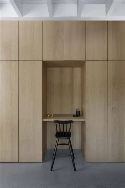 Современный загородный дом: письменный стол в спальне