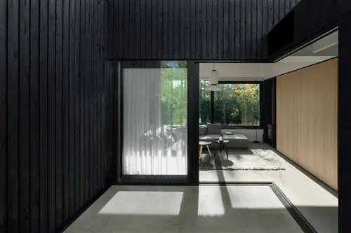 Современный загородный дом: Гостиная с верандой