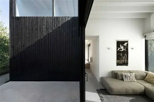 Современный загородный дом: Гостиная с выходом на крыльцо