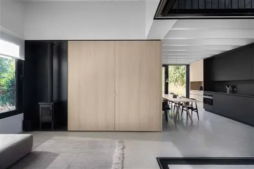 Современный загородный дом: Гостиная с закрытой ТВ-зоной