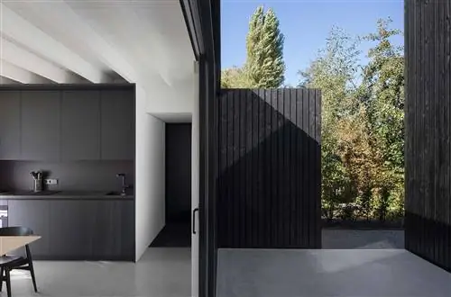 Современный загородный дом: Кухня с выходом на крыльцо