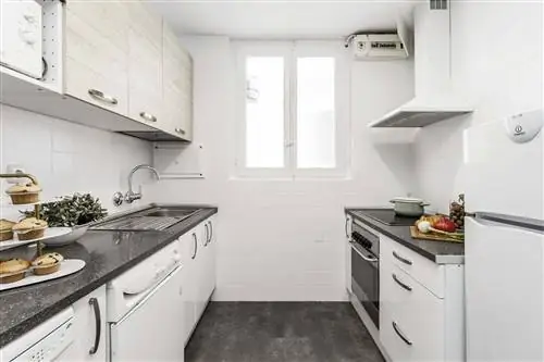 Дом в Памплоне: Белая кухня